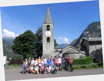 Gruppo in sosta alla Chiesa di San Martino ad Arnad Le Vieux (41832 bytes)
